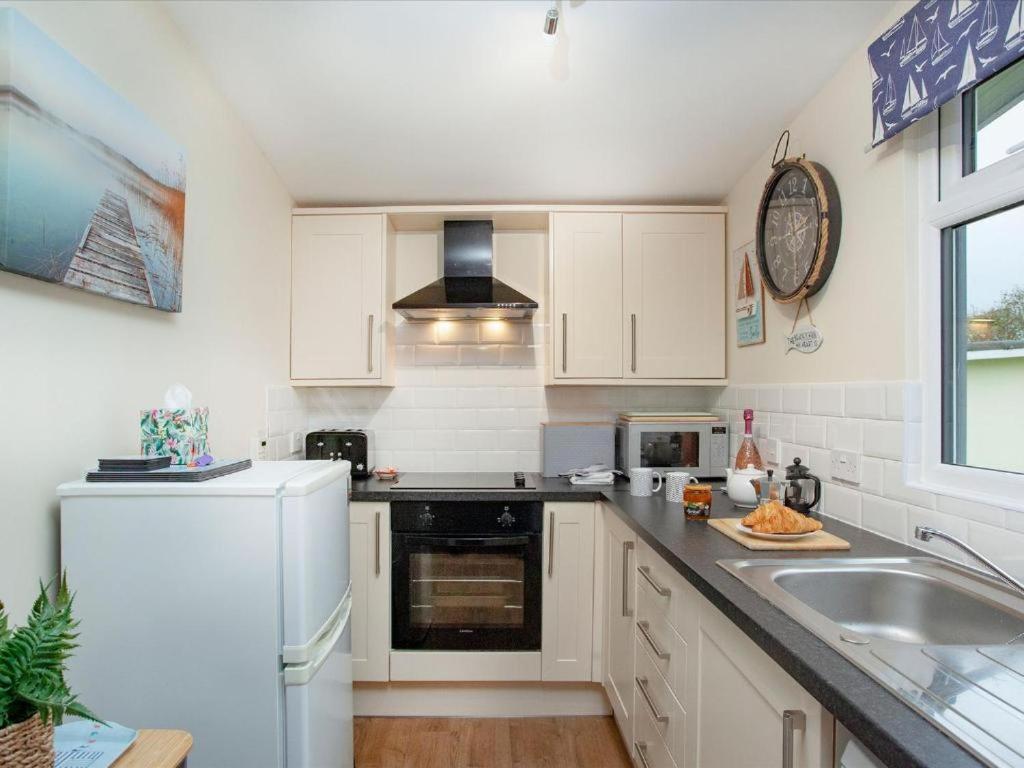 Sunnydaze-Detached Chalet With 2 Bedrooms And 2 Bathrooms And Private Parking Outside Door Dartmouth Bagian luar foto