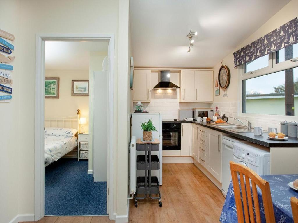 Sunnydaze-Detached Chalet With 2 Bedrooms And 2 Bathrooms And Private Parking Outside Door Dartmouth Bagian luar foto