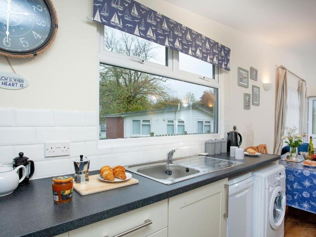 Sunnydaze-Detached Chalet With 2 Bedrooms And 2 Bathrooms And Private Parking Outside Door Dartmouth Bagian luar foto